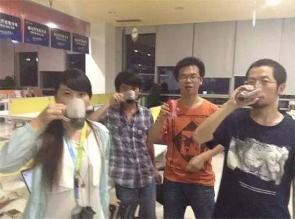 三次轉(zhuǎn)型后，我們似乎找對(duì)了方向，喝可樂(lè)慶祝