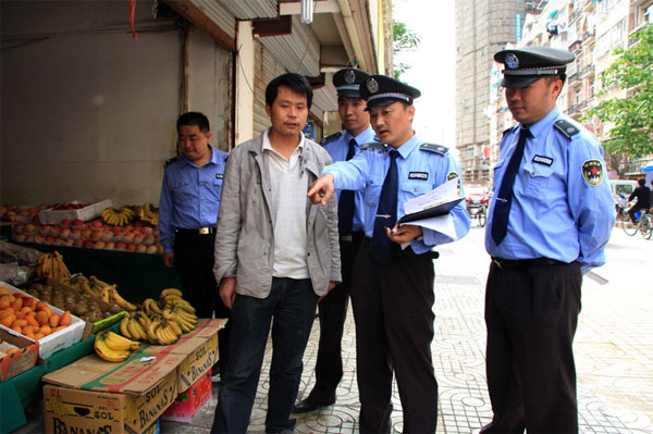 公務員面試：說說你對城管執法人員清理路邊攤兩種行為的看法