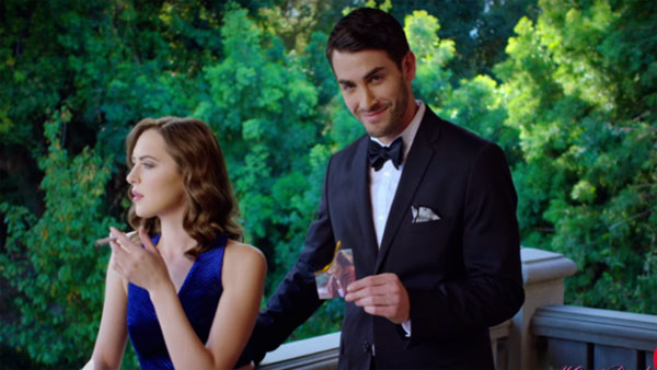 當(dāng)你失戀的時候，他可以用前男友的照片幫你點(diǎn)煙，順便拍照氣死前男友