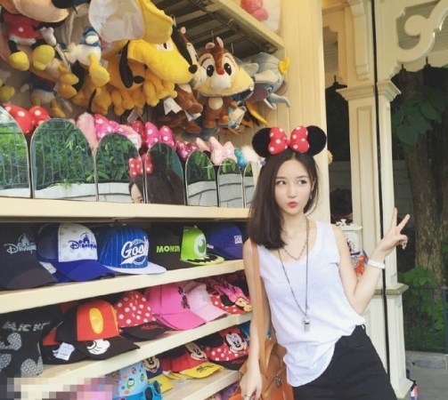 而朱宸慧就是網友熟悉的網紅「雪梨」。1990年出生，2009年，她還是浙江工商大學經濟學院國貿系的學生，2011年去紐西蘭留學，當年年底就開了淘寶店「錢夫人」。